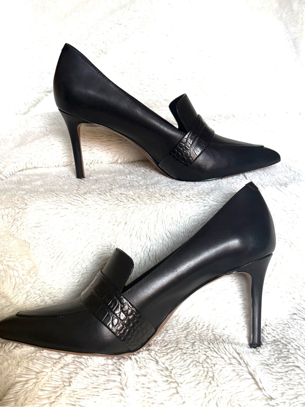 Women’s Banana Republic Black Pointed Toe Leather Pumps with Croc Strap - Picture 2 of 5